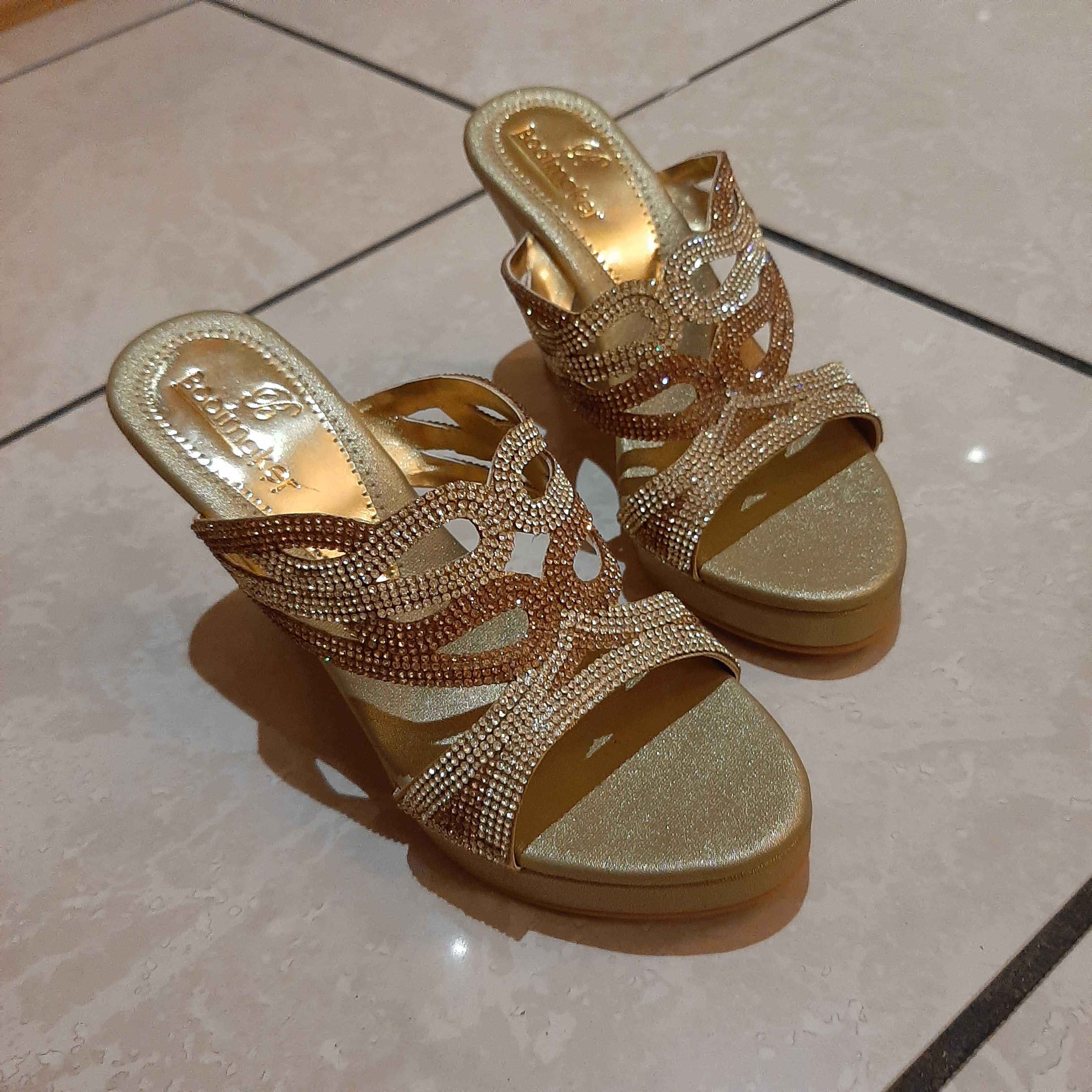 Wedge heel gold size 4