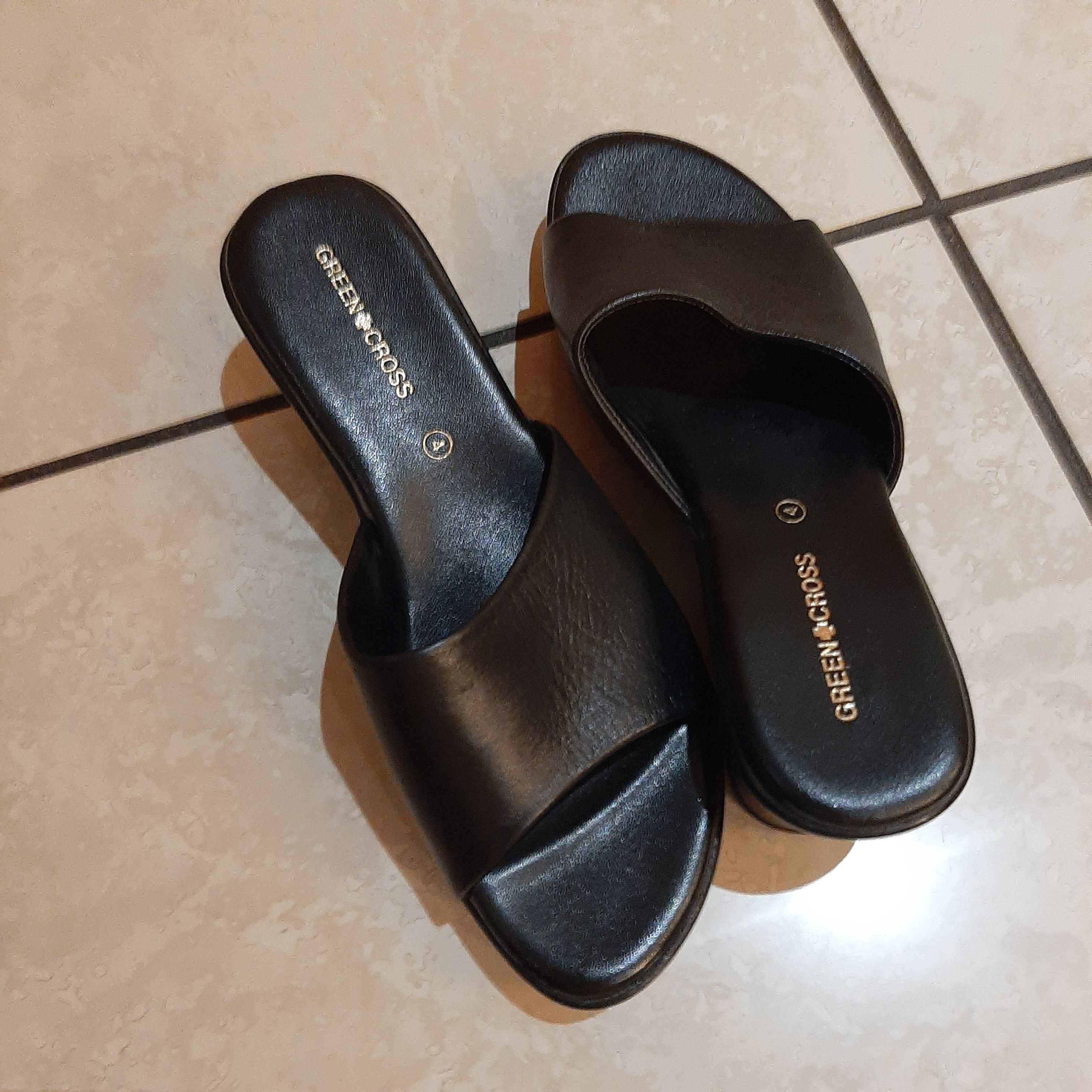 Black leather sandal size 4