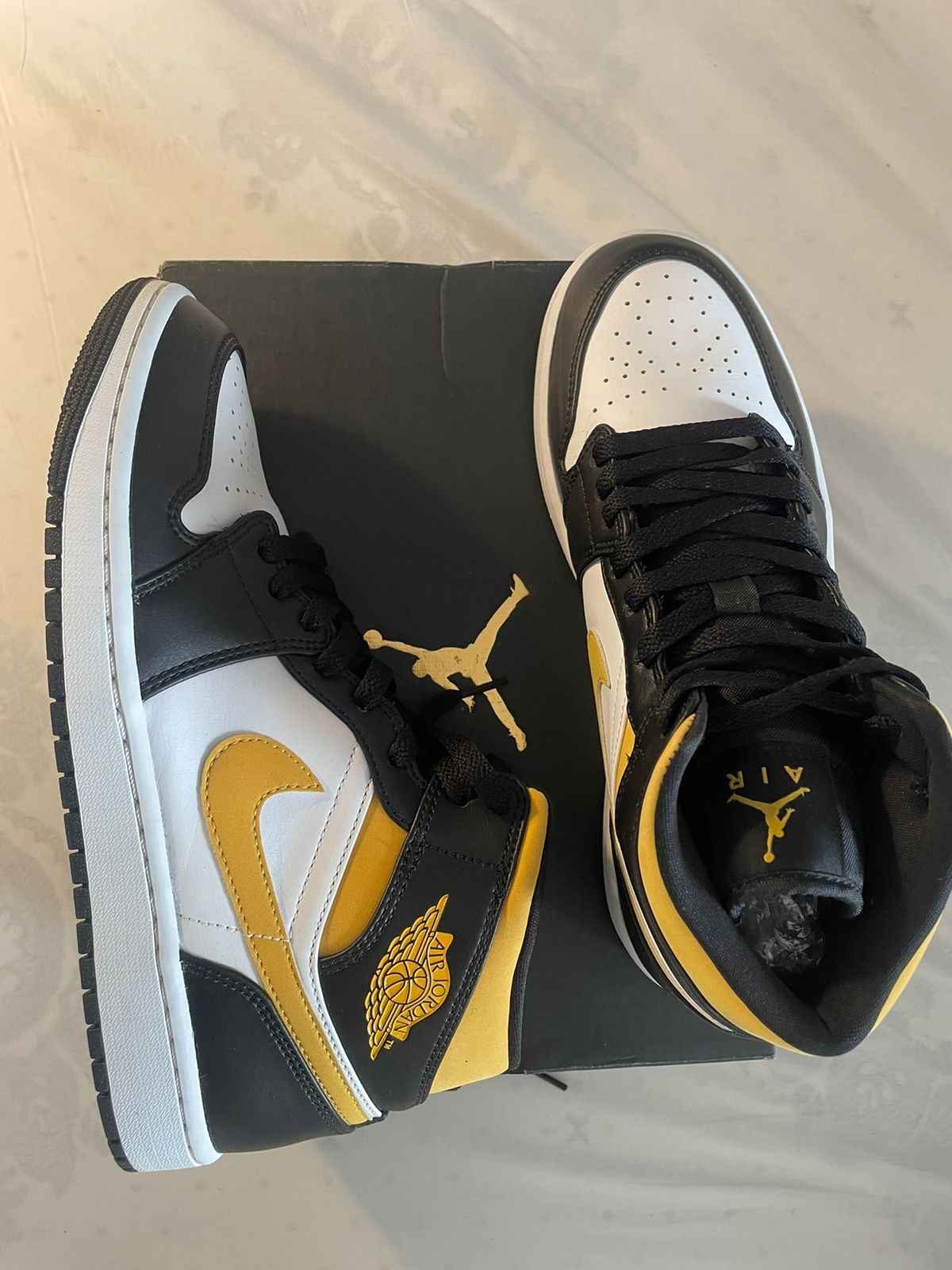 Jordan 1 Mid White Pollen Black