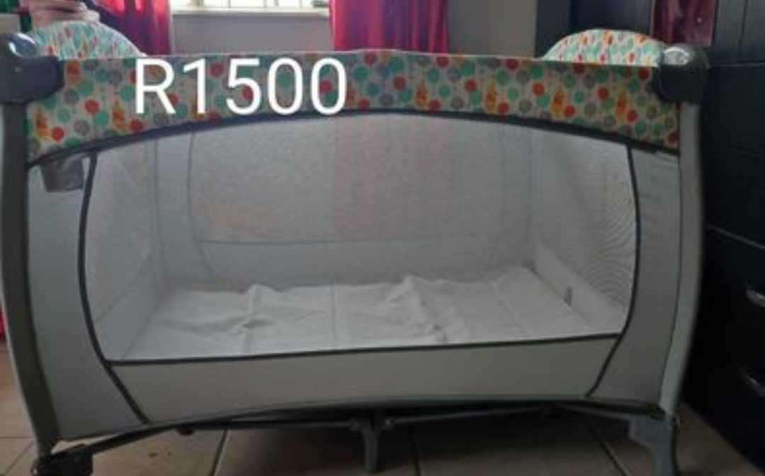 winnie the pooh cot/ playpen 