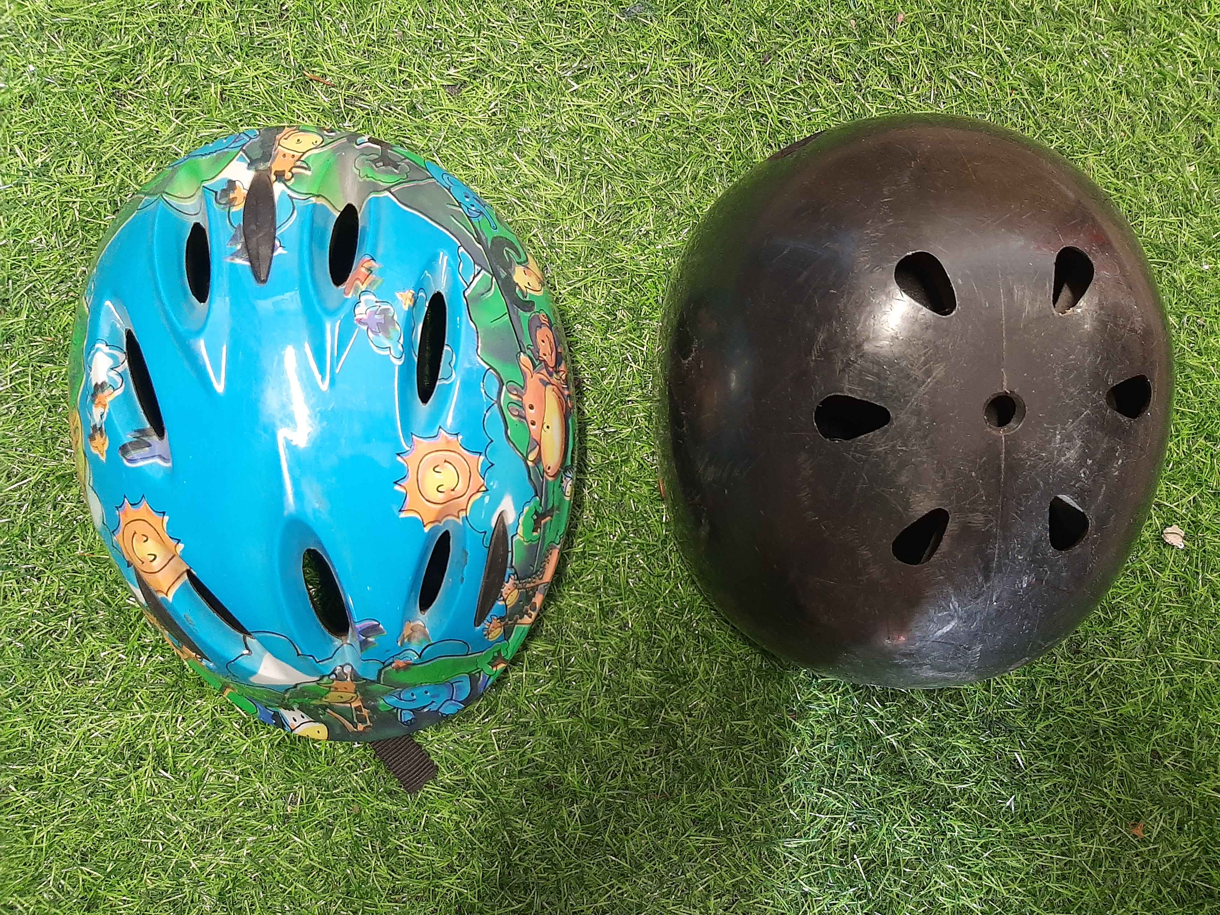 2x cycling helmets 
