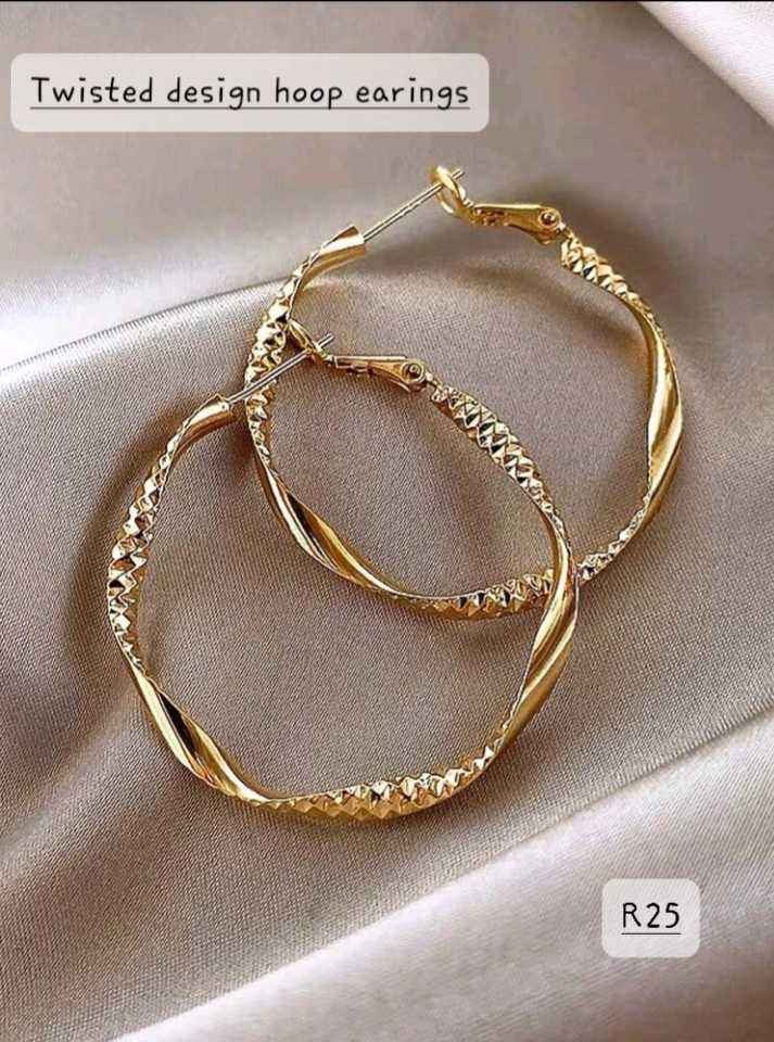 Twisted design hoop earings