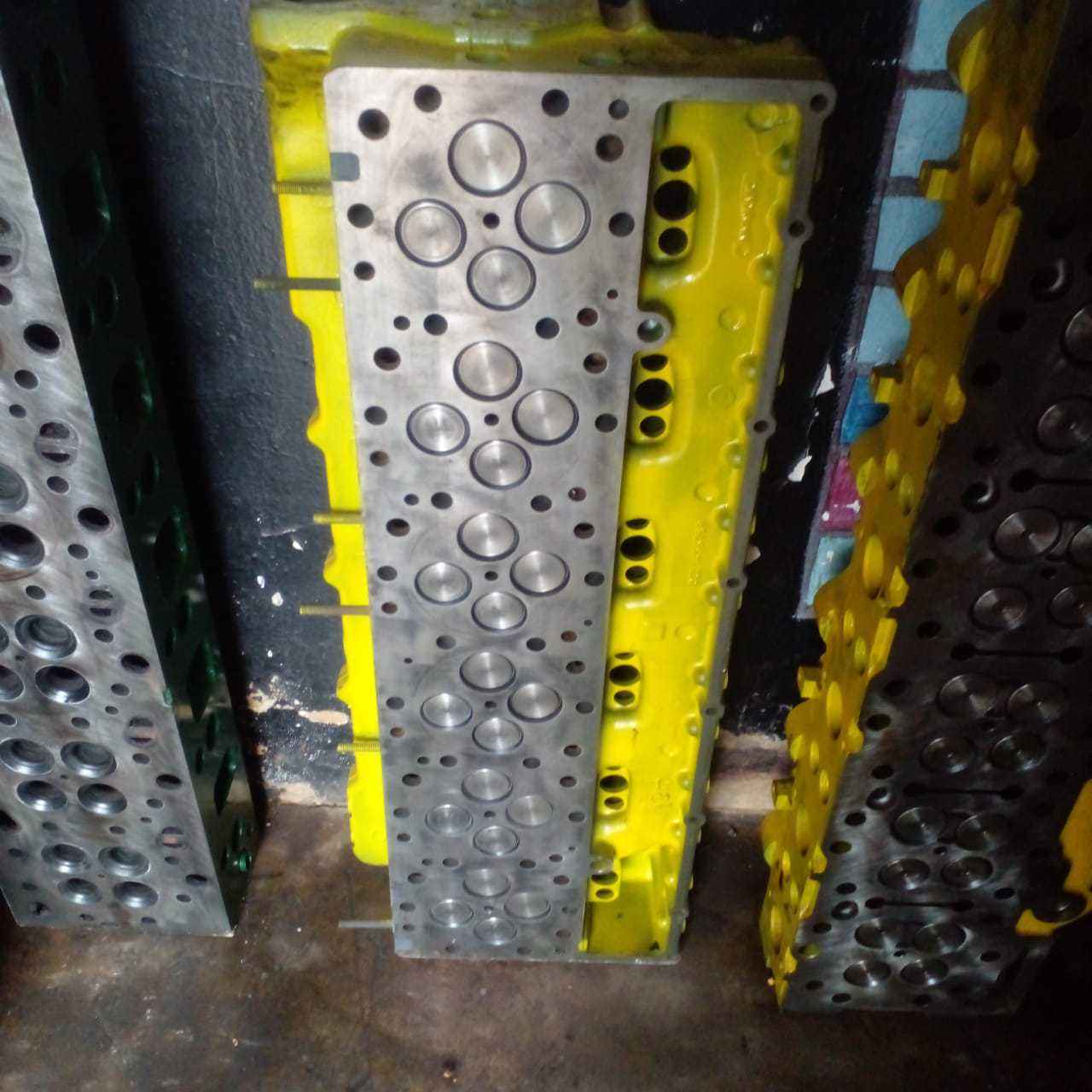 Reconditioned truck cylinder heads 
