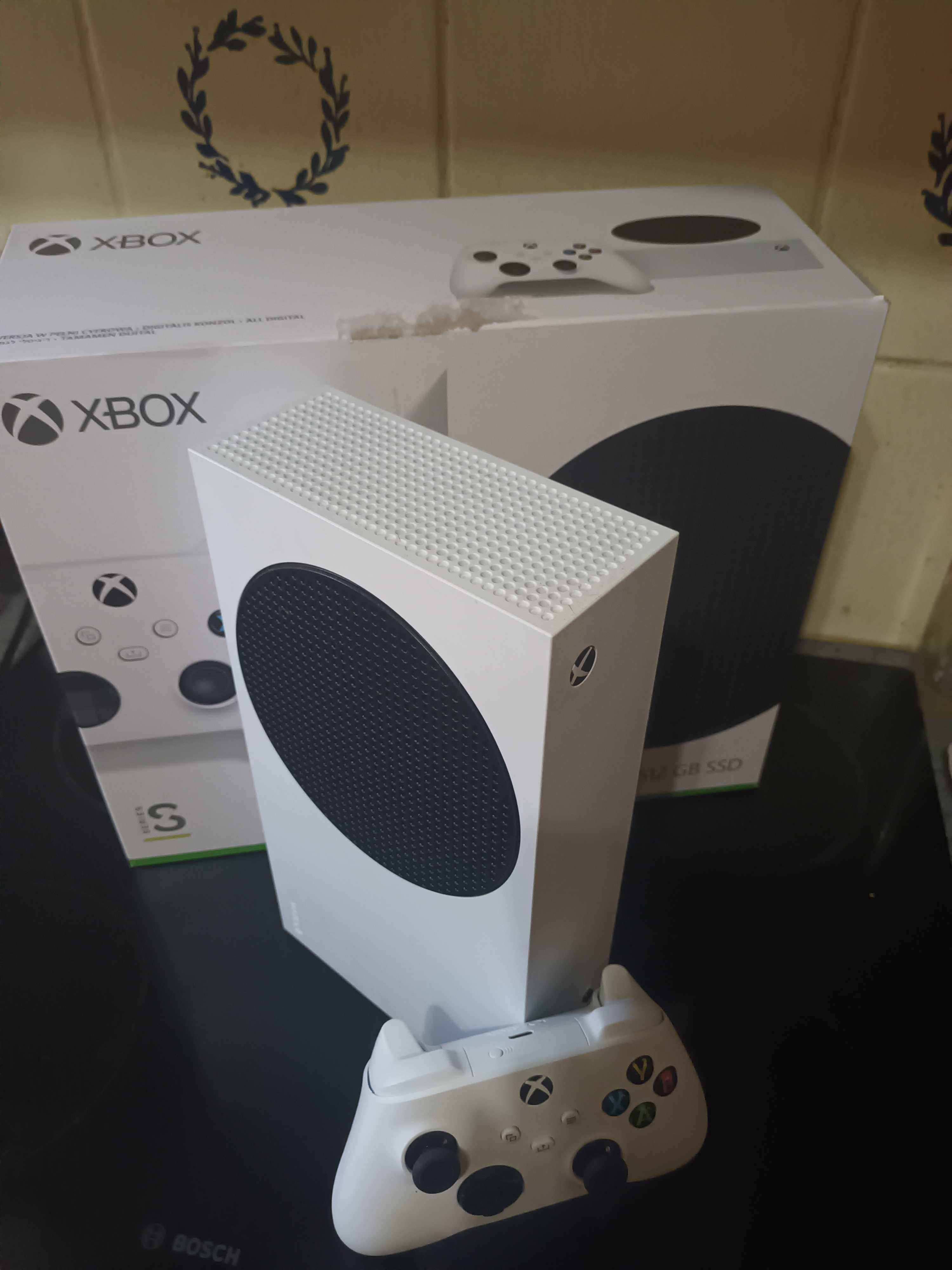 Xbox Series S White Console 1 month old 512 GB SSD with original controller and box