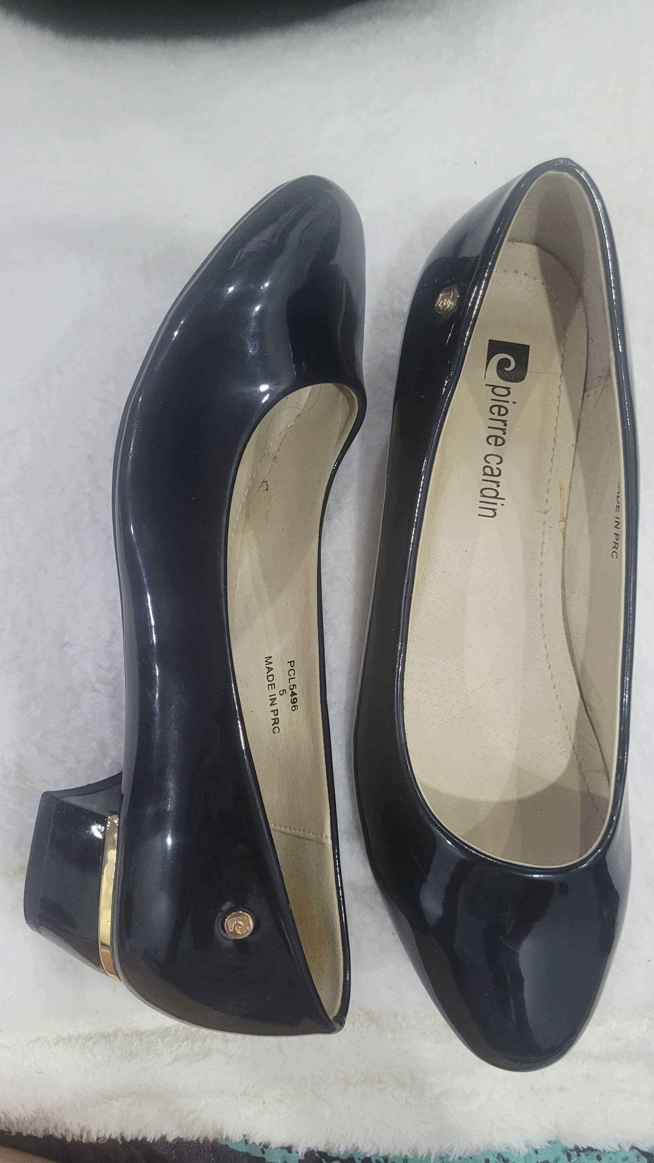 size 5 Pierre Cardin ladies court shoe