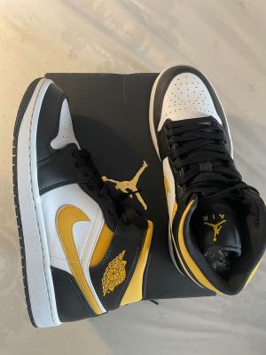 Jordan 1 Mid White Pollen Black