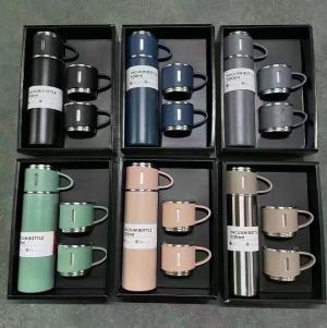 Flask set with 3 cups