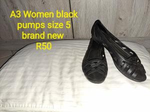 SHOES SIZE 5 LADIES