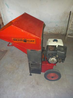 Wood chipper shredder