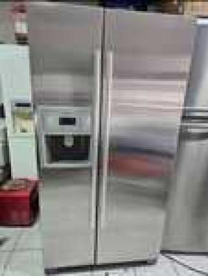 SAMSUNG SIDE BY SIDE REFRIGERATOR WITH WATER AND ICE DISPENSER