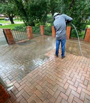PAVEMENT & DRIVEWAY CLEANING
