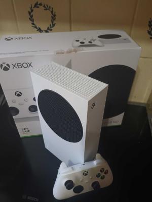 Xbox Series S White Console 1 month old 512 GB SSD with original controller and box