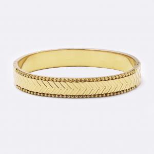 Hinged bangle with arrow pattern and stippled border - SSYB5565