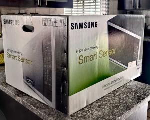 Brand new boxed Samsung 55L smart sensor 1000 watts microwave