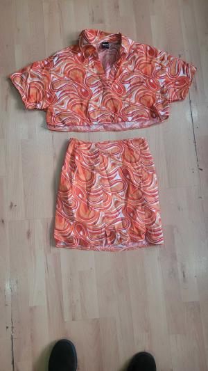 DMF ladies set. Size 8Top with collar and skirt with zip and small slit